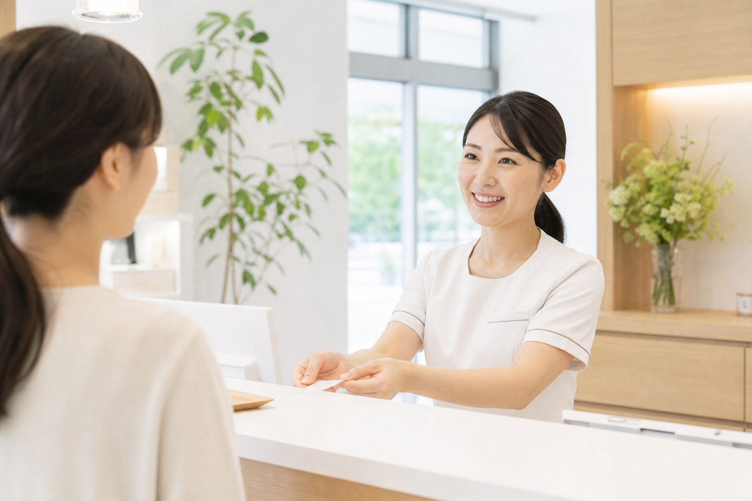 笑顔でお迎えする受付・待合スペース